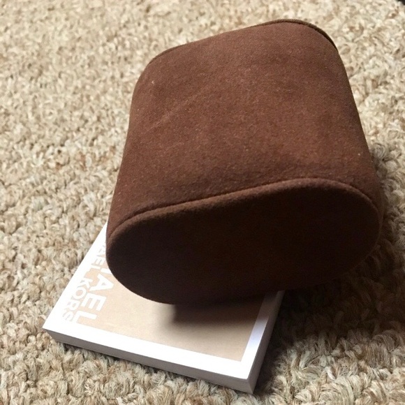 Michael Kors: brown watch box & cushion - Picture 2 of 4